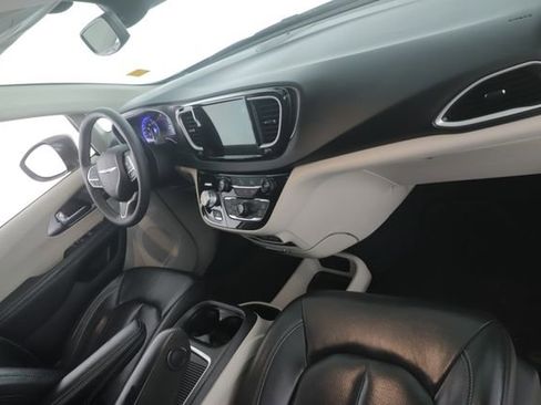 Used 2022 Chrysler Pacifica Touring-L FWD image 31