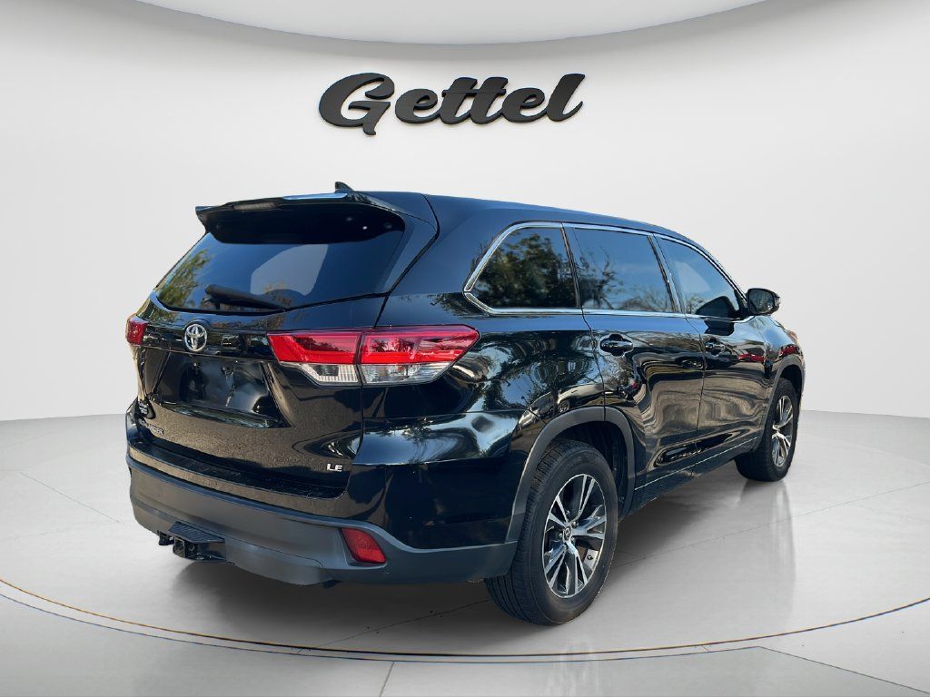 Used 2017 Toyota Highlander Plus FWD image 5