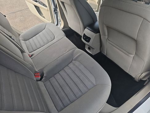 Used 2020 Ford Fusion SE FWD image 11