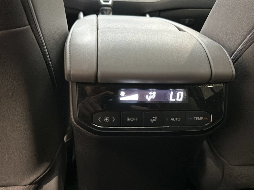 Used 2022 Toyota Highlander XLE AWD/4WD image 27