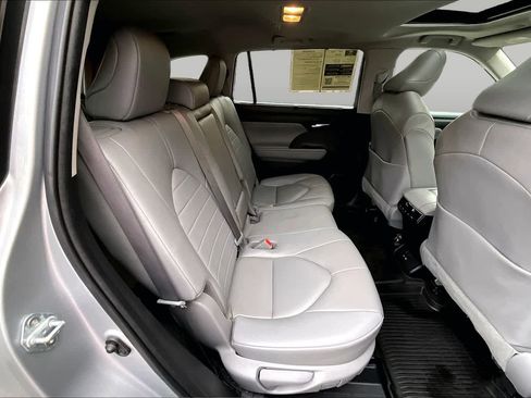 Used 2023 Toyota Highlander XLE AWD/4WD image 19