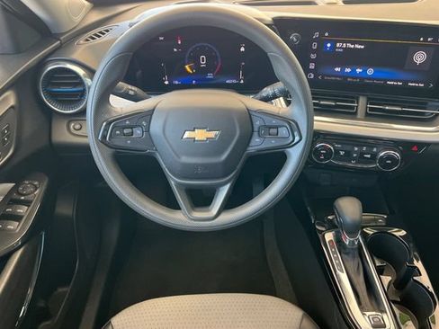 Used 2025 Chevrolet Trax LT FWD image 16