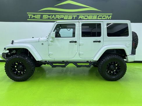 Used 2018 Jeep Wrangler Unlimited Sahara w/ Connectivity Group AWD/4WD image 6