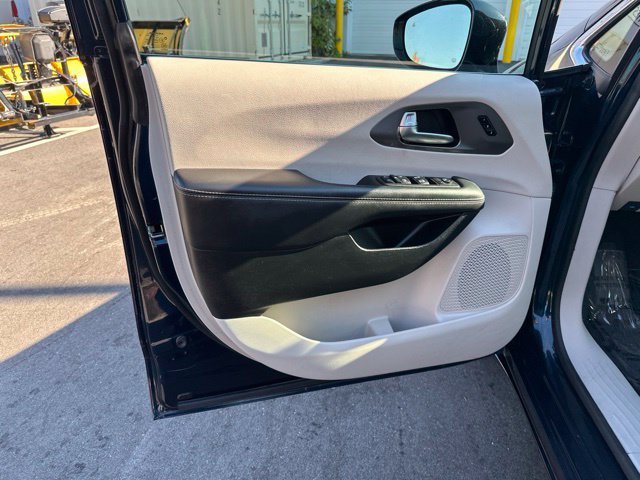 Used 2024 Chrysler Pacifica Touring-L FWD image 18