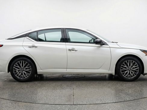 Used 2025 Nissan Altima 2.5 SV FWD image 11