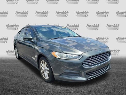 Used 2015 Ford Fusion SE FWD image 2