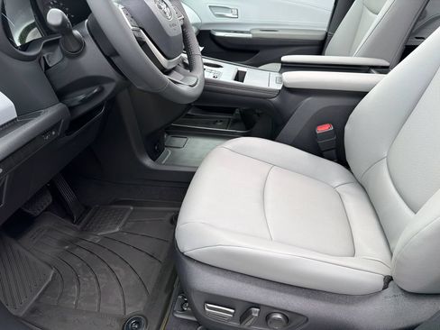 New 2026 Toyota Sienna XLE FWD image 9