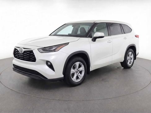 Used 2023 Toyota Highlander LE image 1