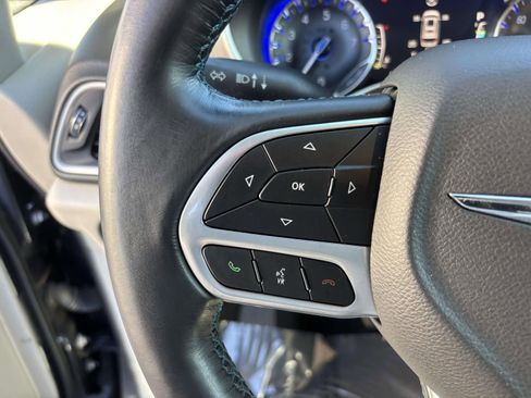 Used 2021 Chrysler Pacifica Touring-L image 19