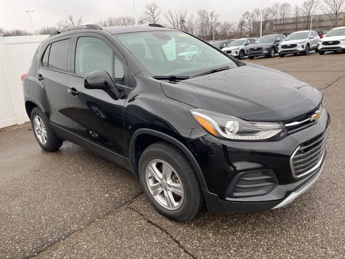 Used 2021 Chevrolet Trax LT w/ LT Convenience Package image 18