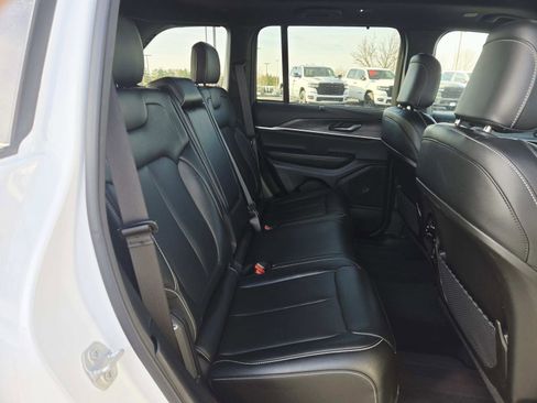 Used 2024 Jeep Grand Cherokee Limited w/ Luxury Tech Group II image 16