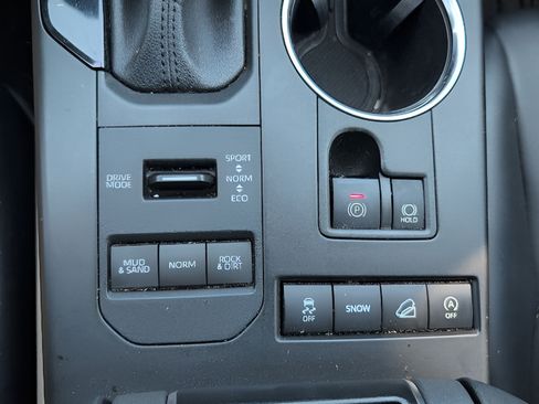 Used 2021 Toyota Highlander XLE AWD/4WD image 19