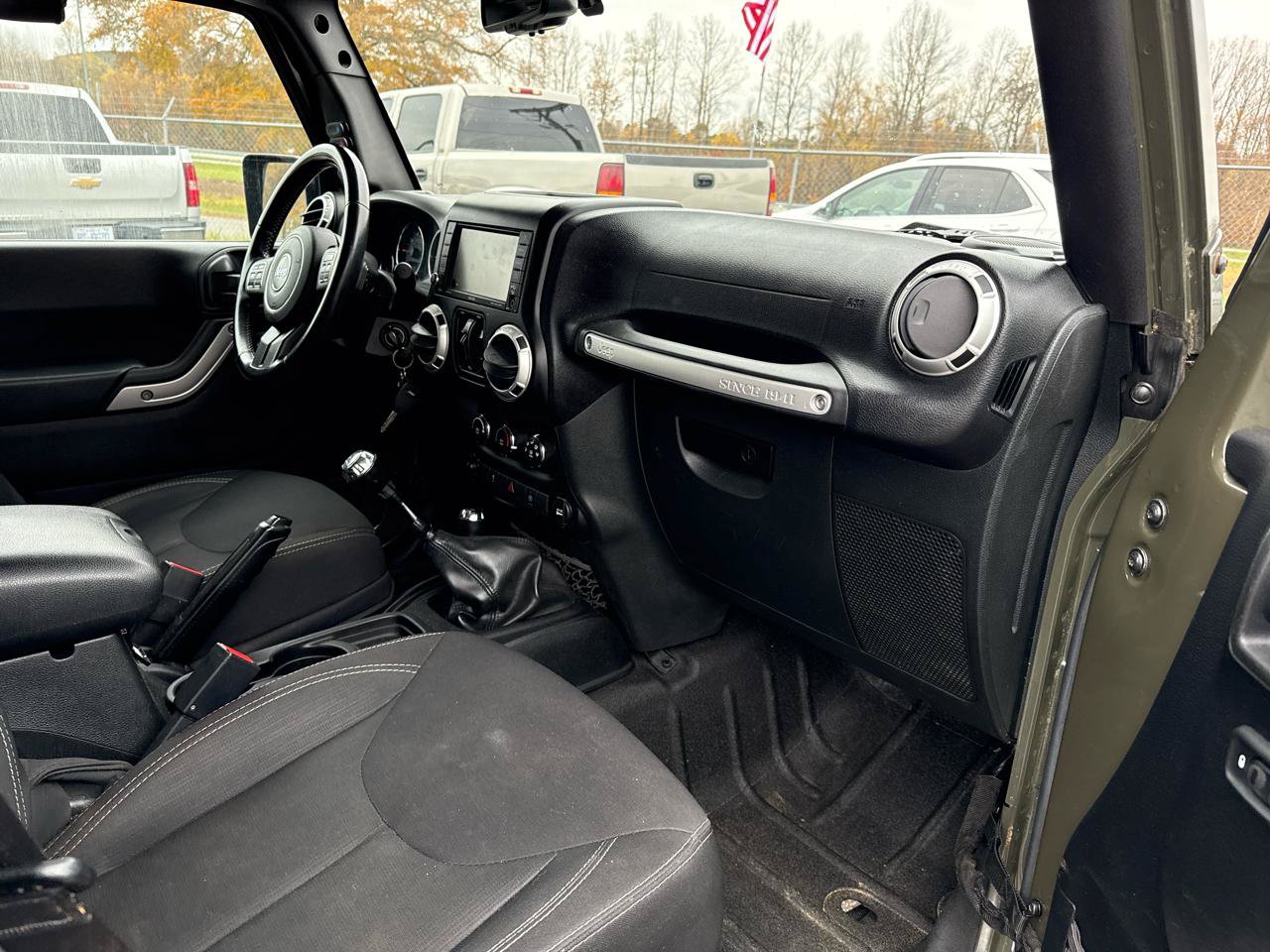 Used 2015 Jeep Wrangler Unlimited Rubicon w/ Connectivity Group AWD/4WD image 13