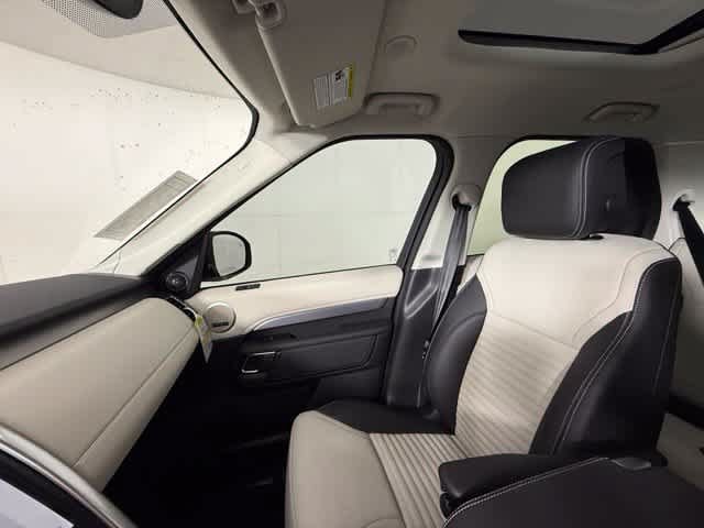 New 2026 Land Rover Discovery Limited Edition AWD/4WD image 17