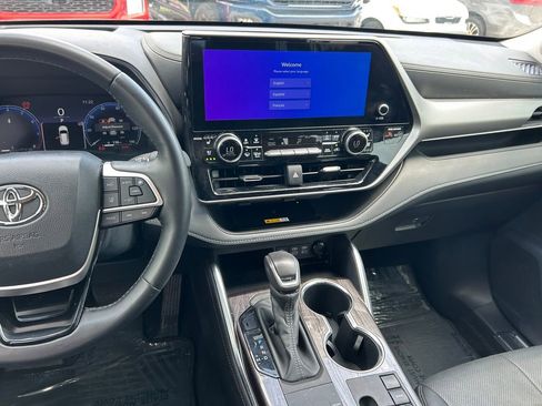 Used 2024 Toyota Highlander Platinum FWD image 20