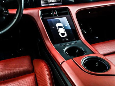 Used 2022 Porsche Taycan image 7