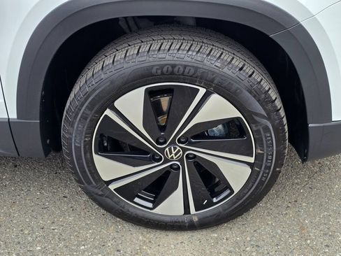 Used 2025 Volkswagen Taos SE AWD/4WD image 9