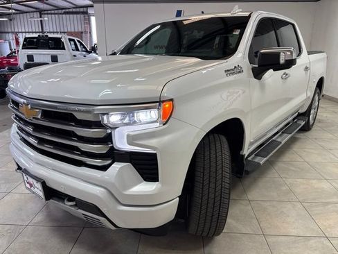 Used 2024 Chevrolet Silverado 1500 High Country w/ High Country Premium Package AWD/4WD image 3