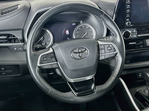 Used 2022 Toyota Highlander XSE FWD image 18
