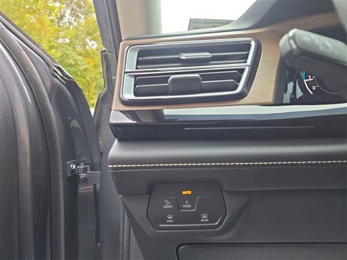 Used 2024 Volkswagen Atlas SE image 14