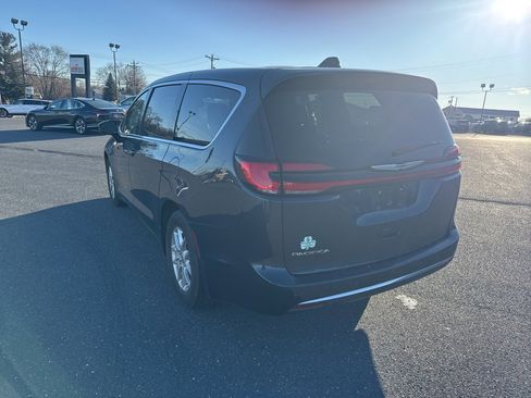 Used 2024 Chrysler Pacifica Touring-L image 3