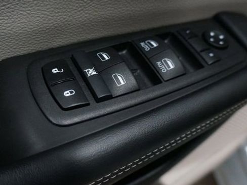 Used 2024 Chrysler Pacifica Touring-L image 29