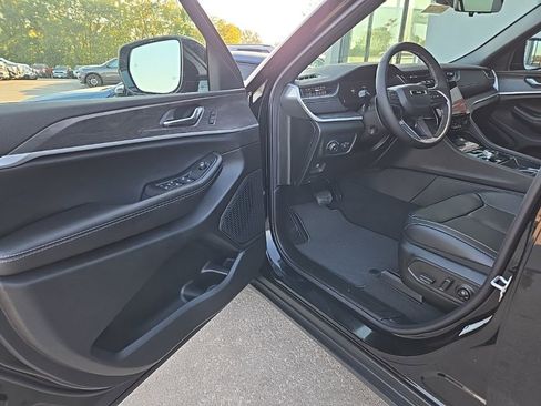 New 2025 Jeep Grand Cherokee Limited w/ Luxury Tech Group II image 30