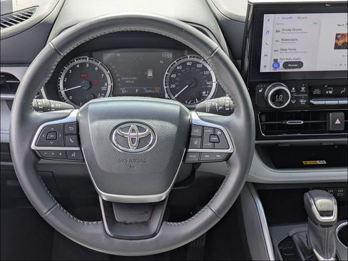 Used 2024 Toyota Highlander XLE FWD image 18