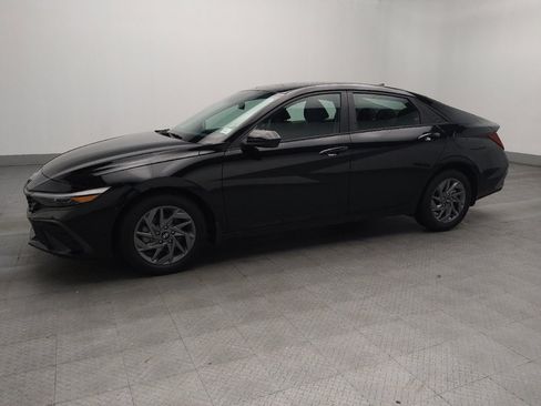 Used 2024 Hyundai Elantra SEL FWD image 2
