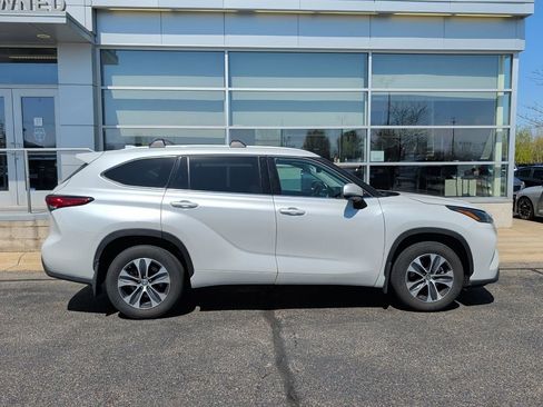Used 2022 Toyota Highlander XLE AWD/4WD image 3