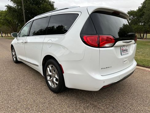 Used 2018 Chrysler Pacifica Limited FWD image 9