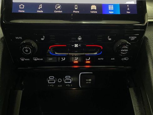 Used 2024 Jeep Grand Cherokee Limited w/ Black Appearance Package image 25