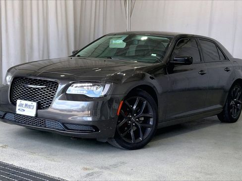 Used 2020 Chrysler 300 Touring w/ Sport Appearance Package RWD image 2
