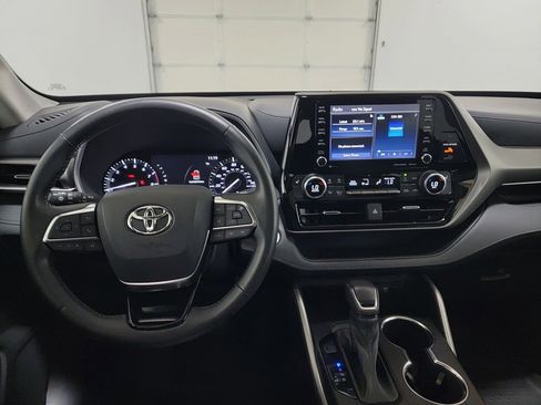 Used 2021 Toyota Highlander XLE image 12