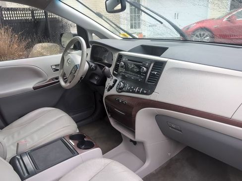 Used 2014 Toyota Sienna XLE FWD image 9
