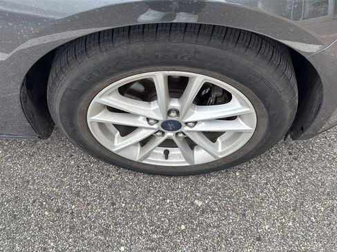 Used 2015 Ford Focus SE image 2