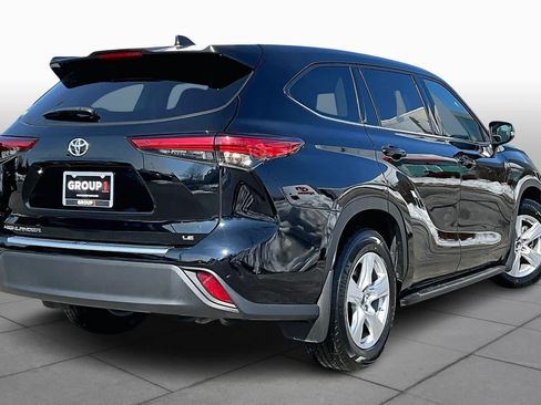 Used 2022 Toyota Highlander LE FWD image 12