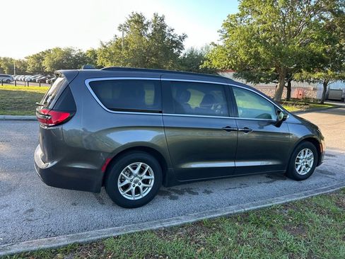 Used 2022 Chrysler Pacifica Touring-L image 5