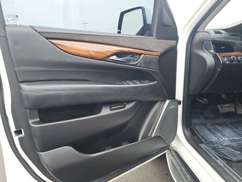 Used 2016 Cadillac Escalade Luxury image 17