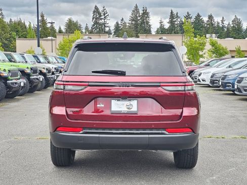 New 2025 Jeep Grand Cherokee Altitude image 8