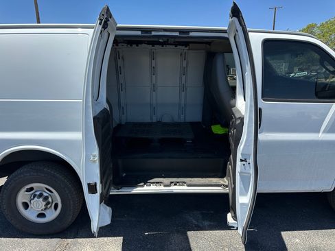 Used 2017 Chevrolet Express 2500 RWD image 9