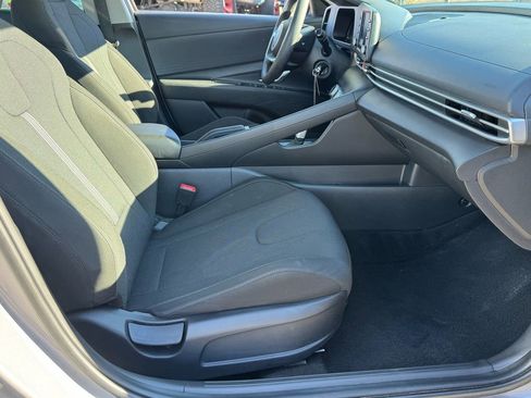 Used 2024 Hyundai Elantra SE image 20