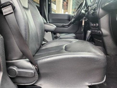 Used 2015 Jeep Wrangler Unlimited Sahara AWD/4WD image 6