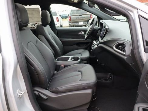 New 2026 Chrysler Pacifica Select image 49