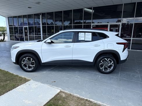 Used 2025 Chevrolet Trax LT FWD image 3
