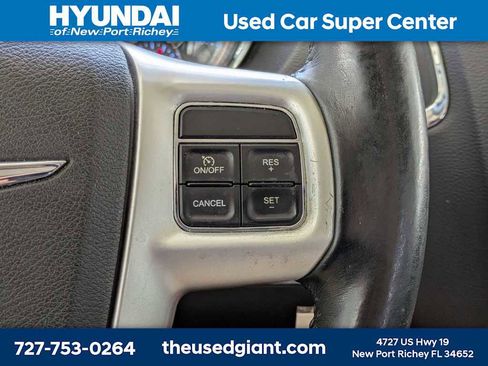 Used 2014 Chrysler Town & Country Touring FWD image 36