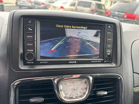 Used 2016 Chrysler Town & Country Touring w/ Driver Convenience Group image 22