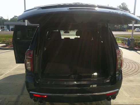 Used 2023 Chevrolet Suburban Premier image 16
