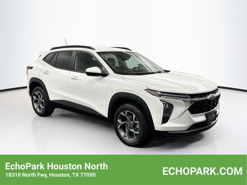 Used 2025 Chevrolet Trax LT FWD image 1