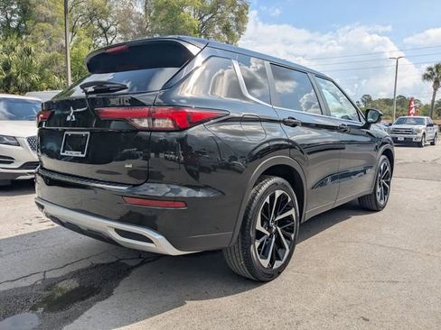 Used 2024 Mitsubishi Outlander SE image 3
